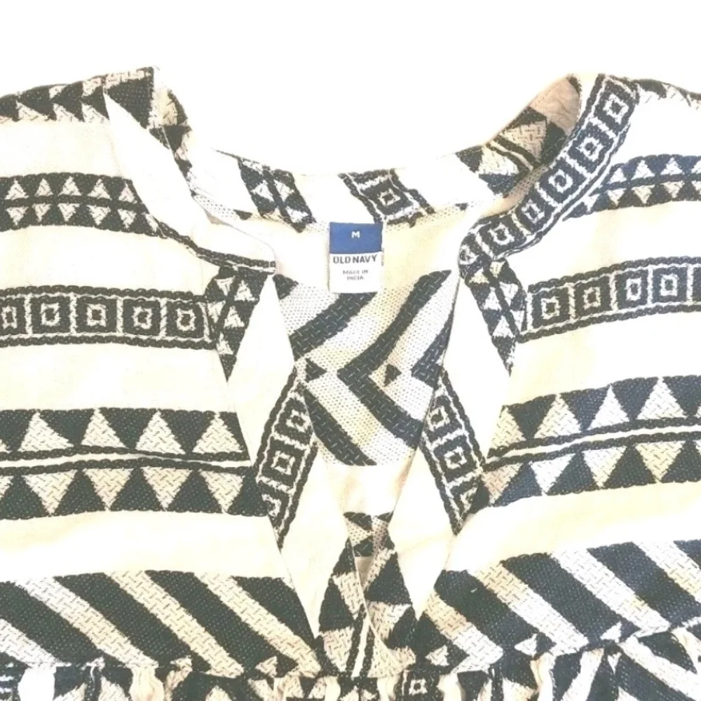 Old Navy Women’s Black & White Geometric Print Top Medium EUC - Picture 4 of 5